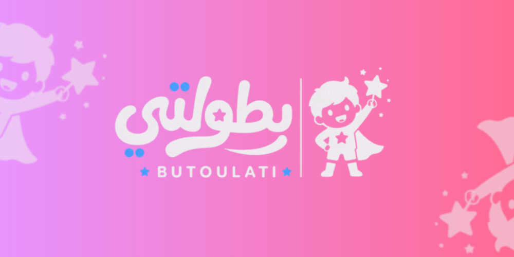 أم تقرأ لطفلها